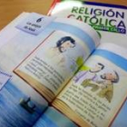 Uno de los libros de texto de religión católica que estudian los alumnos leoneses