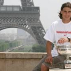 Nadal, ayer, con la copa de Roland Garros y la torre Eiffel al fondo