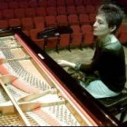 La intérprete Maria Joao Pires interpreta una pieza al piano en una imagen de archivo