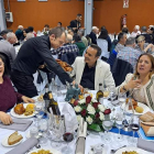 Josefa Álvarez, alcaldesa de Castropodame, Carlos Fidalgo y Vanesa Núñez, del Club Popular. M. MACÍAS