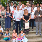 A la izquierda, foto de todos los premiados en la Feria del Vino; a la derecha, un grupo de chicas disfrutan de los vinos que se servían en la muestra coyantina. MEDINA