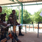 Un militar español da clases a militares malienses, en la base de Koulikoro.