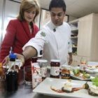 El chef indio Sabyasachi Gorai con María Antonia Sernández, durante la elaboración.