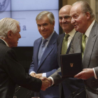El rey entrega el premio al empresario Enrique Sendagorta.