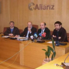Los regidores de La Pola de Gordón y Allariz firmaron ayer el convenio en la localidad orensana.