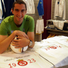 Juan Bardal posa en la tienda de la Cultural.