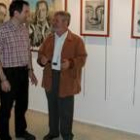 El artista Juan José Estévanez, en la exposición, junto al concejal de Cultura