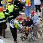 Los servicios de emergencia trasladan a uno de los heridos en la explosión, el lunes en Boston.