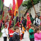 Los niños de Albares sacaron a la calle los pendones más pequeños acompañando a los de grandes dimen