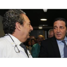 El consejero de Sanidad con Burón en la inauguración de Cirugía Pediátrica en el Hospital de León. RAMIRO