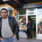 Mohamed Ennaji, vocal de la asociación hispano marroquí de León y propietario de un locutorio