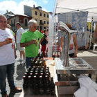 El presidente del Consejo, junto al alcalde de Vega en un momento del recorrido por la feria. L. DE LA MATA
