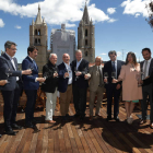 Las autoridades y representantes de la DO brindan por el buen resultado. RAMIRO