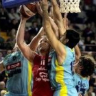 Higgins intenta anotar en el aro del Algeciras con la oposición de tres jugadores del rival