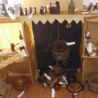 Imagen de parte de la exposición de objetos antiguos que puede verse en el colegio