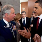 Barack Obama conversa con el príncipe Carlos de Inglaterra.