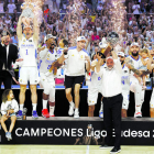 MADRID, 19/06/2022.- El técnico del Real Madrid, Pablo Laso, celebra con sus jugadores la consecución del título de la Liga Endesa tras vencer al Barça en el cuarto encuentro que han disputado hoy domingo en el WiZink Center de Madrid. EFE/Sergio Pérez.