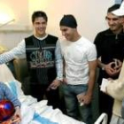 Óscar López, Quaresma, Rustu y Rafael Márquez visitaron ayer a los niños de un hospital de Tarragona
