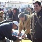 Una de las mesas que recogió firmas en la plaza del mercadillo