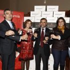 Seco, Alonso, González, Palazuelo, Del Río y Marcos brindan con el vino solidario.