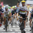 El británico Cavendish celebra su triunfo en la meta de Tournai por delante de Greipel y Goss.