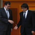 El presidente del Gobierno en funciones, Mariano Rajoy, y el de la Generalitat, Carles Puigdemont, en su cita de abril del 2016 en la Moncloa