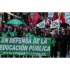 Miles de personas se concentraron ayer por la tarde en el centro de León para protestar contra la nueva reforma educativa que impone la Ley Wert.