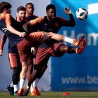 Los jugadores del Barça preparan la final de Copa de hoy. A. GARCÍA