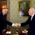 El subsecretario de Estado de EE.UU., Robert Zoellick, estrecha la mano a Moratinos