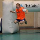 Un niño de uno de los equipos participantes salta de alegría en uno de los encuentros de la final