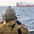 Un militar noruego observa uno de los barcos daneses encargados de transportar el arsenal químico sirio, el pasado 29 de diciembre, antes de la operación.