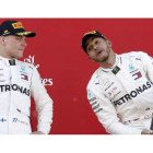 Hamilton celebra junto a su compañero Bottas su triunfo en el Gran Premio de España. DALMAU