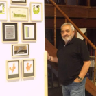 Ramón Villa posando junto a algunas de las «50+1» obras de la exposición. LEÓN