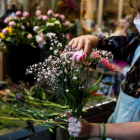 Una florista prepara ramos en Hondarribia.  JAVIER ETXEZARRETA