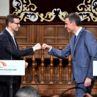 Sánchez saluda al primer ministro polaco en la cumbre bilateral que celebraron en Alcalá de Henares. ANDREJZ LANGED