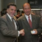 Alejo felicita a Octavio Campos, el primer leonés que tramitó el nuevo DNI electrónico en la capital