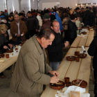 Las degustaciones de cecina de chivo y otros embutidos se suceden a lo largo de todo el fin de semana en el recinto ferial.