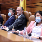 El presidente de las Cortes, Luis Fuentes, en el centro, ayer en la sesión plenaria. DL