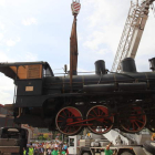 La locomotora 31, que debería tirar del tren turístico, a su llegada al Museo Ferroviario de Ponferrada, en mayo del 2011.