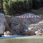Estado en el que quedó el muro de protección del puente de Cabezón tras venirse abajo.