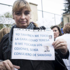 Una enfermera muestra una pancarta crítica con el consejero de Sanidad de la Comunidad de Madrid, Javier Rodríguez, ante el hospital Carlos III, ayer.
