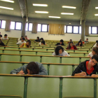 Varios alumnos durante un examen de selectividad.