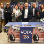 Nieto y miembros de su candidatura la noche electoral del 26-M en la sede del PP de Astorga.