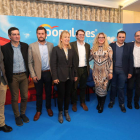 Mañueco rodeado de varios candidatos del PP al Congreso y al Senado por León. L. DE LA MATA