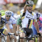 El ciclista británico Cavendish celebra su victoria frente al francésFeillu y el italiano Petacchi.