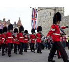 Soldados de la guardia real este viernes en el Castillo de Windsord, donde la reina Isabel II celebra sus 60 años en el trono.
