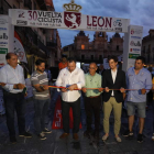 El presidente de la Diputación, Eduardo Morán, corta la cinta inaugural de la Vuelta a León. MARCIANO PÉREZ