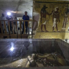 La cámara sepulcral de la tumba de Tutankamón, con el sarcófago del faraón.