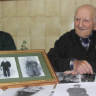 Gaudencio entre dos de sus valores: Ester, la hija siempre al cuidado, y aquella pequeña copina de una gran victoria en 1934.