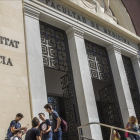 Un grupo de estudiantes conversan a las puertas de la Facultad de Medicina de la Universitat de València.